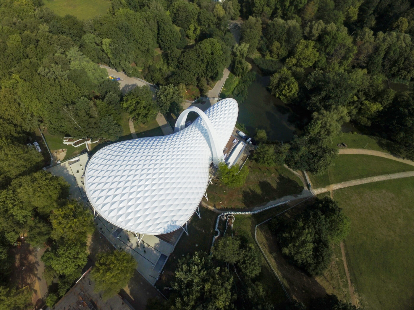 Toiture blanche en membrane architecturale du Szczecin Summer Theatre vue aérienne, intégrée dans un parc arboré