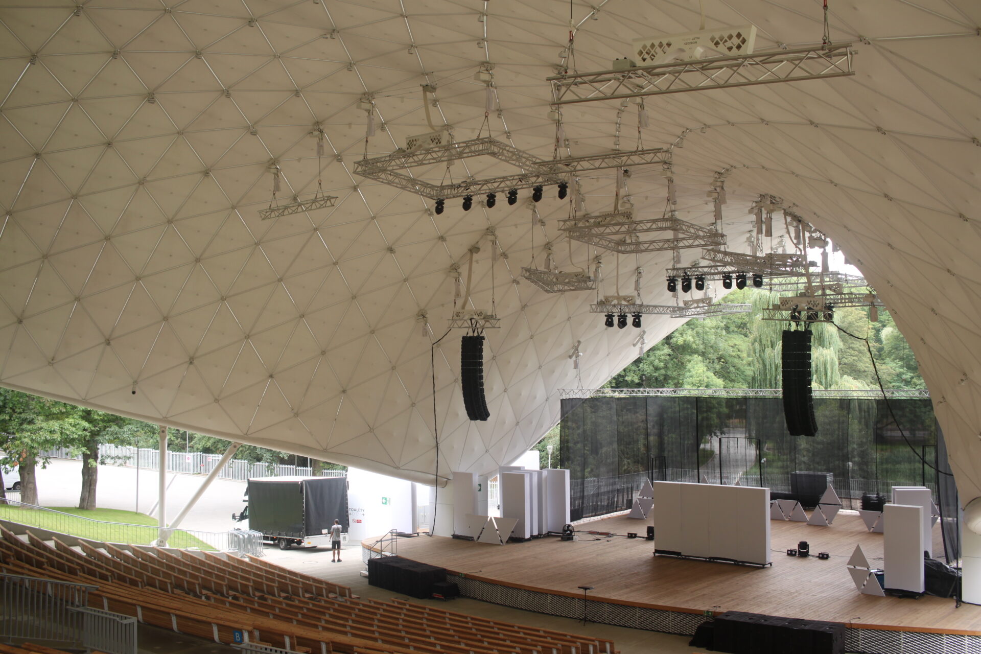 Vue intérieure du Szczecin Summer Theatre avec toiture en membrane textile et scène de spectacle