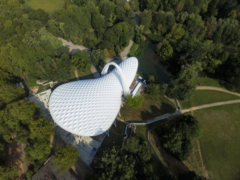 Toiture blanche en membrane architecturale du Szczecin Summer Theatre vue aérienne, intégrée dans un parc arboré