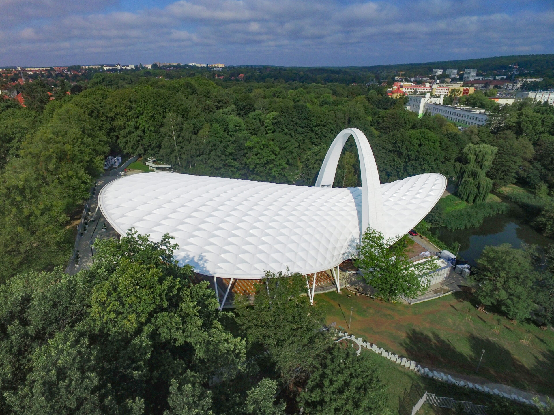 Théâtre d’été de Szczecin avec toiture en membrane textile et arche architecturale blanche
