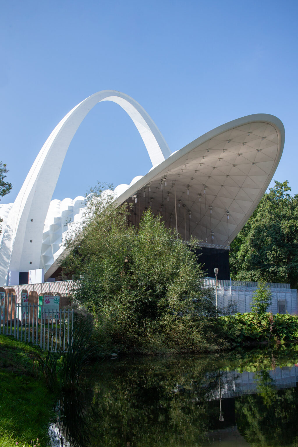 Détail extérieur de la couverture en membrane textile du Szczecin Summer Theatre