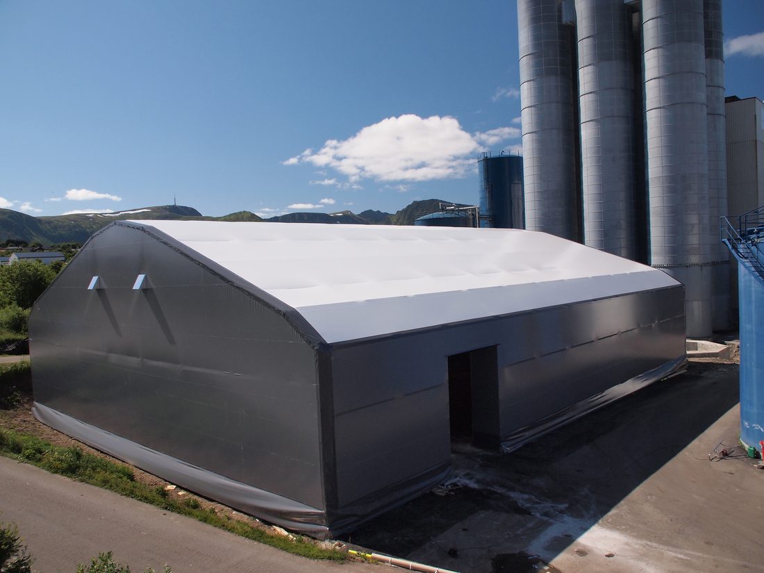 Bâtiment industriel de stockage recouvert d’une membrane composite souple Serge Ferrari, conçu pour une couverture textile durable en extérieur.