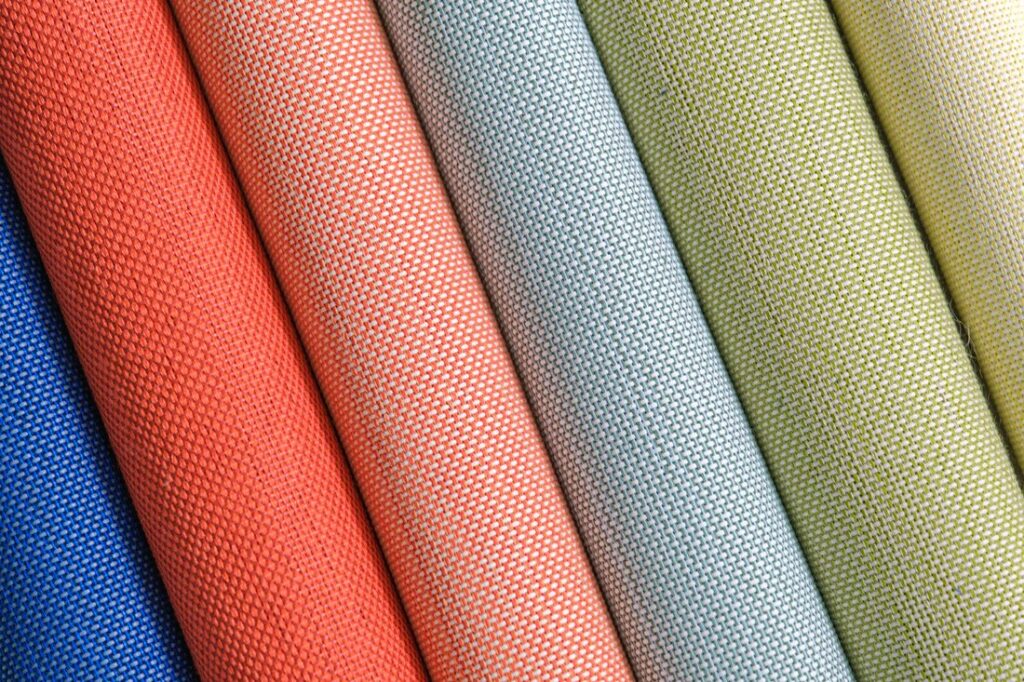 Rouleaux de textiles techniques colorés pour applications indoor et outdoor
