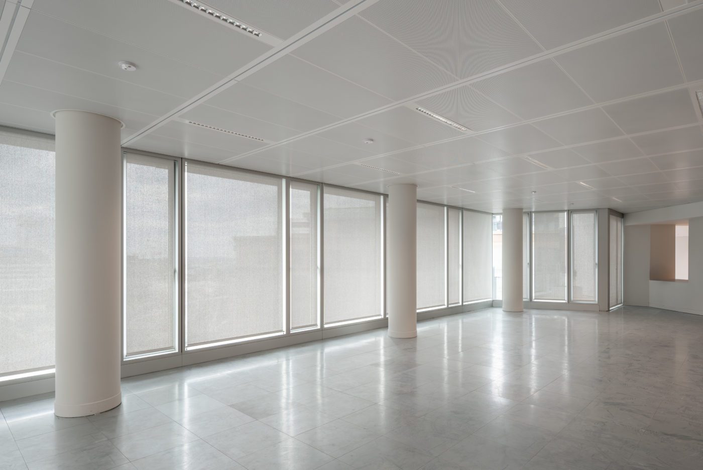 Bureaux avec stores intérieurs en membrane composite souple Serge Ferrari sur façades vitrées – Tour Hopen