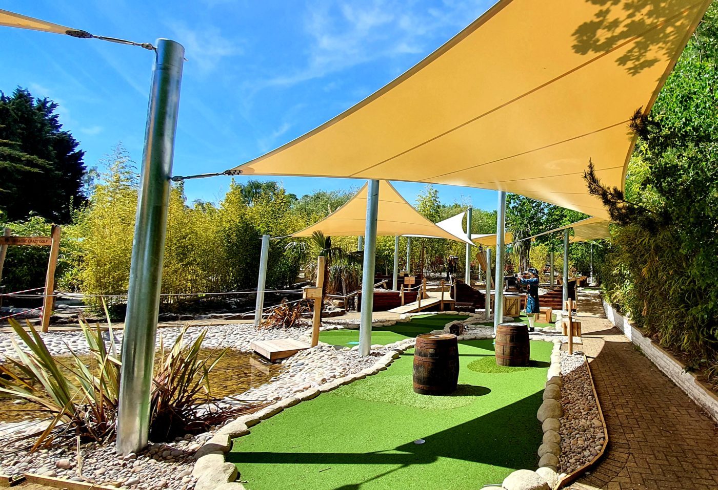 Parcours de mini-golf ombragé par des voiles tendues
