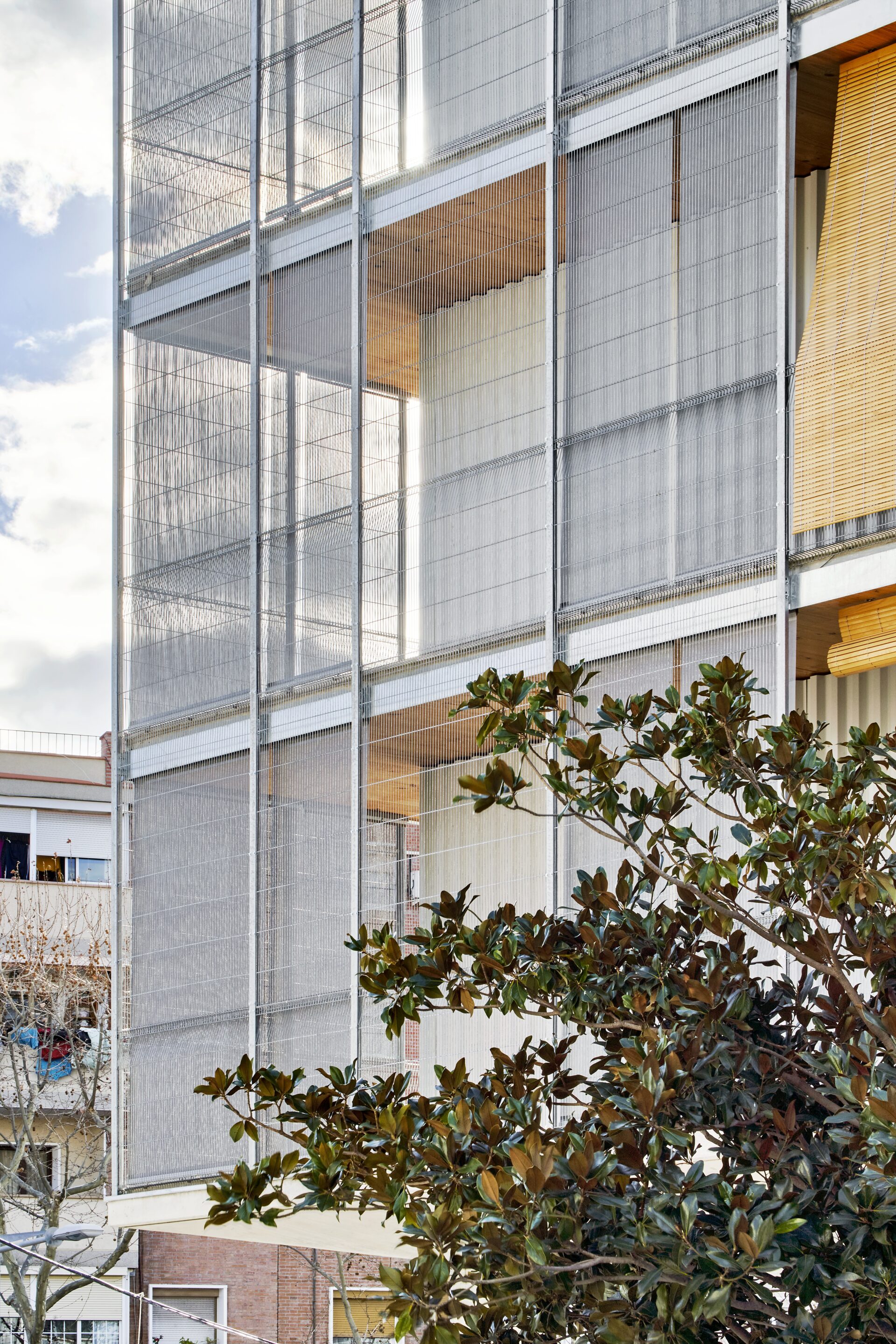 plus grand immeuble résidentiel en bois à Cornellà avec façade textile Serge Ferrari