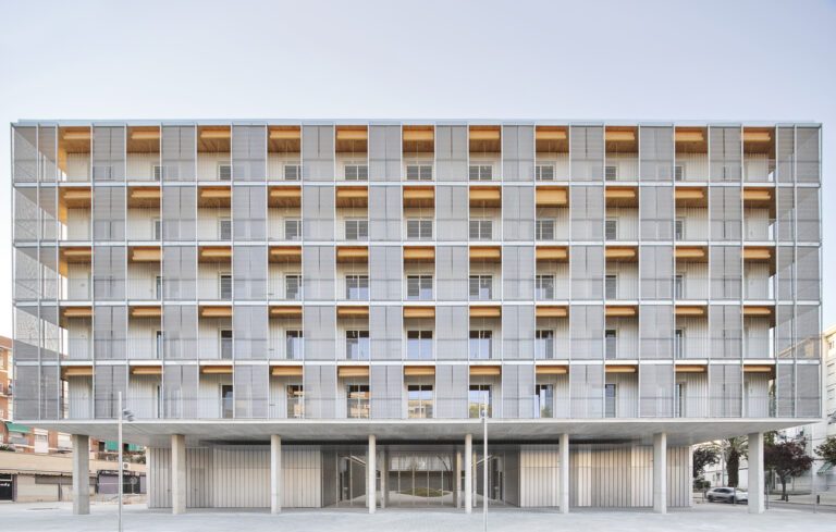 Façade du plus grand immeuble résidentiel en bois à Cornellà avec enveloppe textile Serge Ferrari