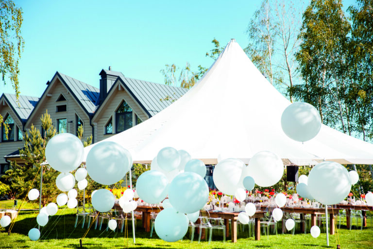 Tente de réception en extérieur avec toiture en membrane composite souple Serge Ferrari, idéale pour événements et aménagements temporaires.