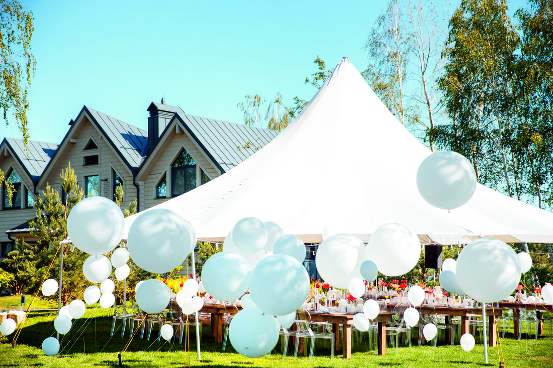 Tente de réception en extérieur avec toiture en membrane composite souple Serge Ferrari, idéale pour événements et aménagements temporaires.
