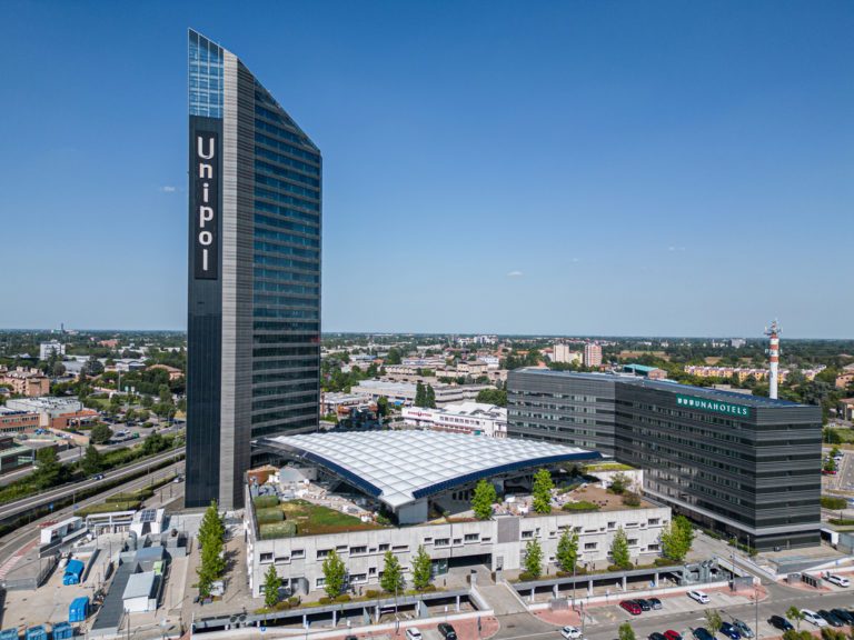 Vue aérienne verticale de la toiture textile Vela sous la tour Unipol à Bologne