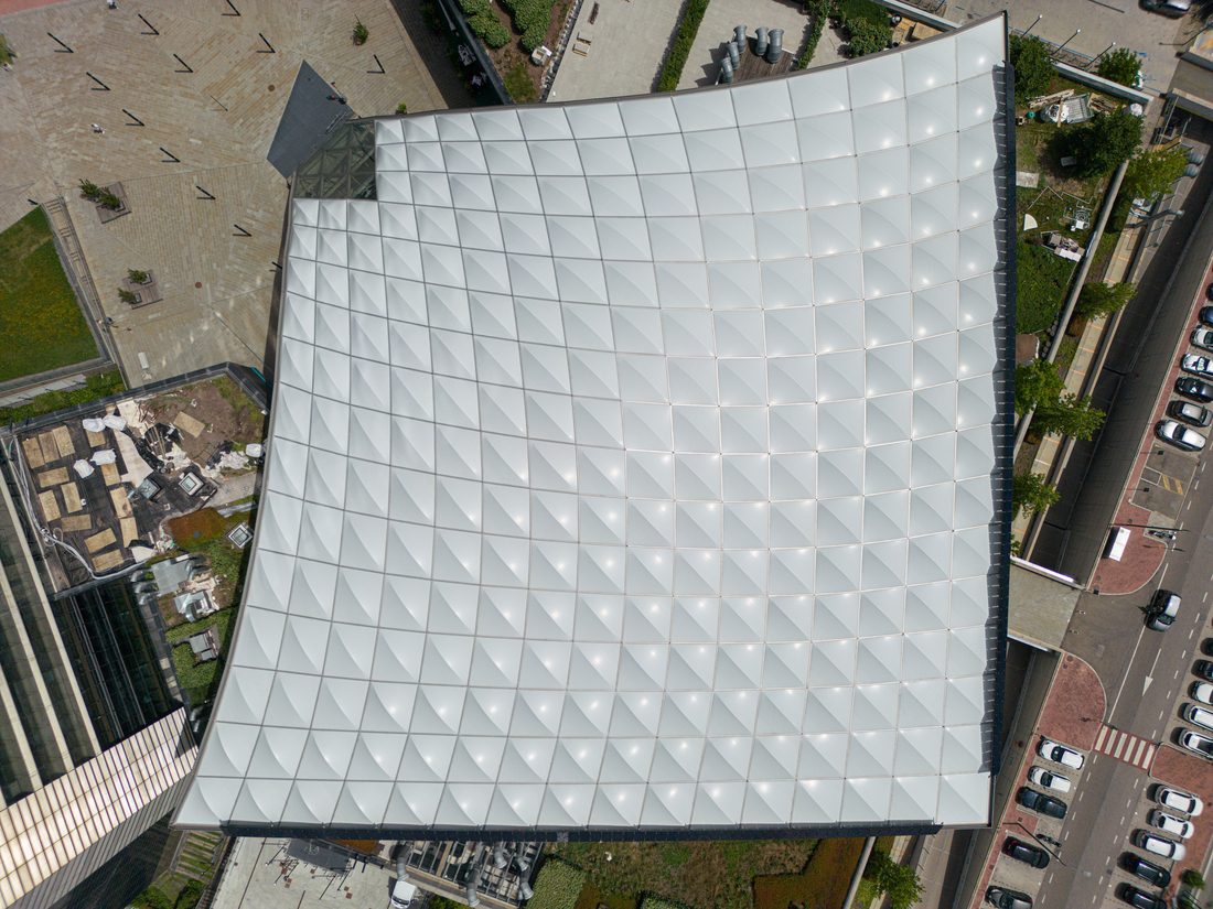 Panorama urbain de Bologne avec la tour Unipol et la canopée textile Vela