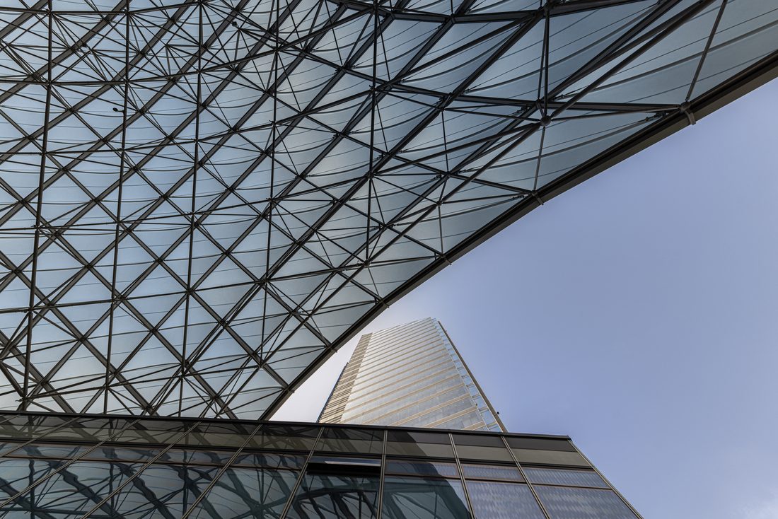 Espace public couvert par la canopée textile Vela sous la tour Unipol à Bologne