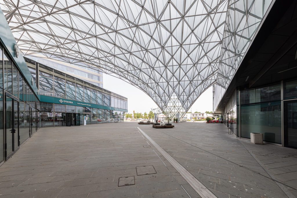 Vue intérieure de la canopée textile Vela avec structure métallique sous la tour Unipol à Bologne