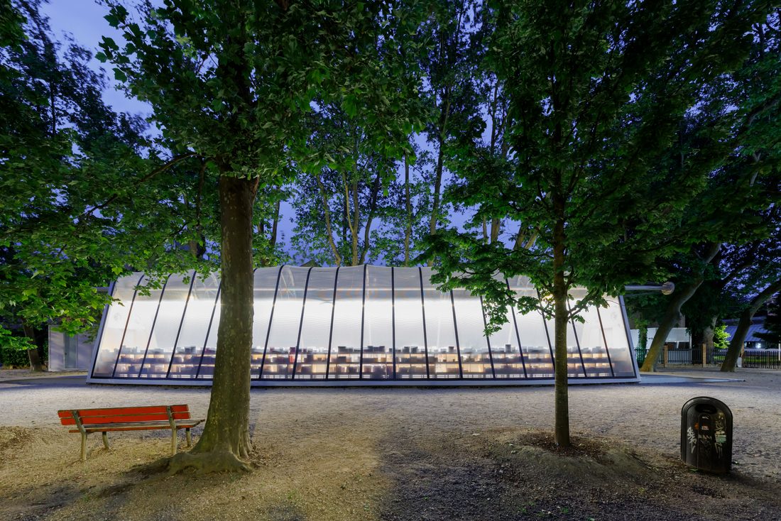 Espace de lecture à Venise abrité sous une structure transparente en STFE