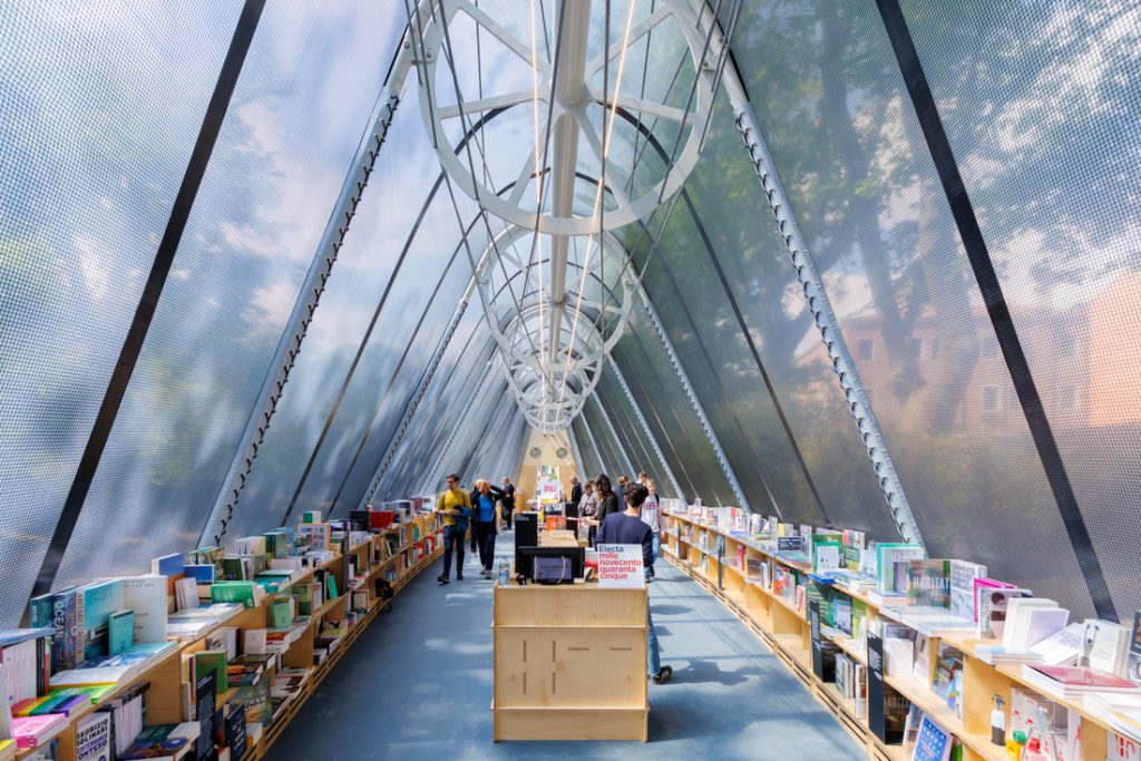 Bibliothèque installée sous une structure transparente en STFE à la Biennale de Venise