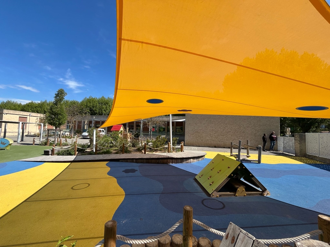 Projet de protection solaire pour les jeunes enfants dans une école maternelle avec la toile Soltis 86