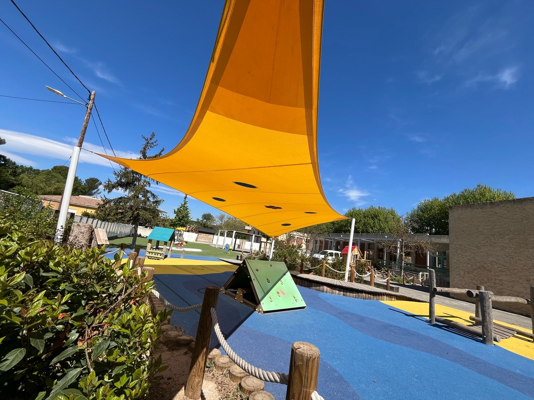 Soltis 86, une toile d'ombrage pour la protection solaire pour des jeunes enfants dans une école maternelle.
