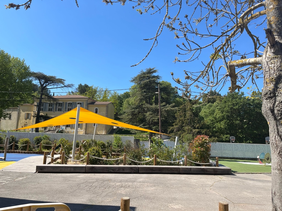 Voile d'ombrage en Soltis 86 utilisée sur un projet de protection solaire dans une école maternelle.