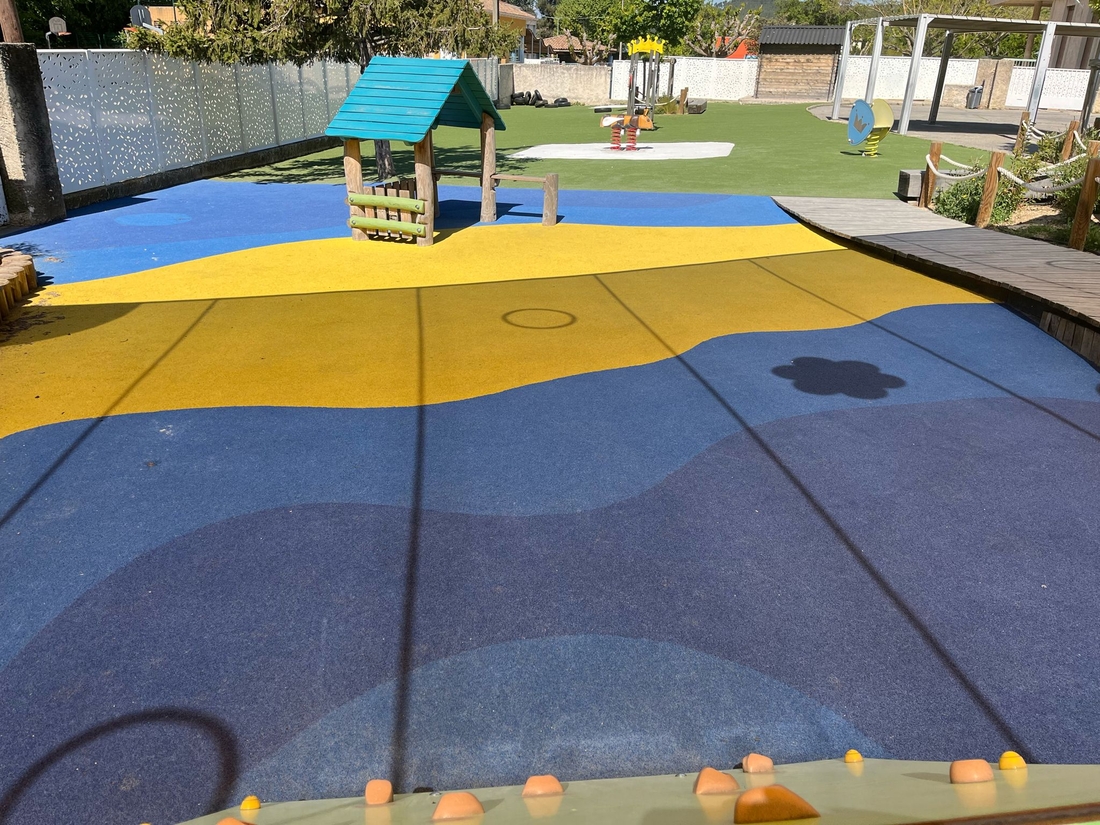 Soltis 86 de couleur jaune, pour un projet de protection solaire pour les jeunes enfants.