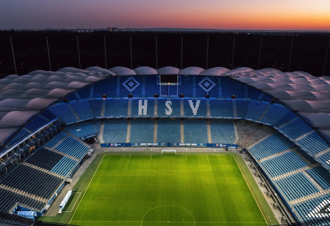 Vue aérienne du Volksparkstadion à Hambourg avec toiture en membrane textile, solution d’architecture Serge Ferrari pour stades.
