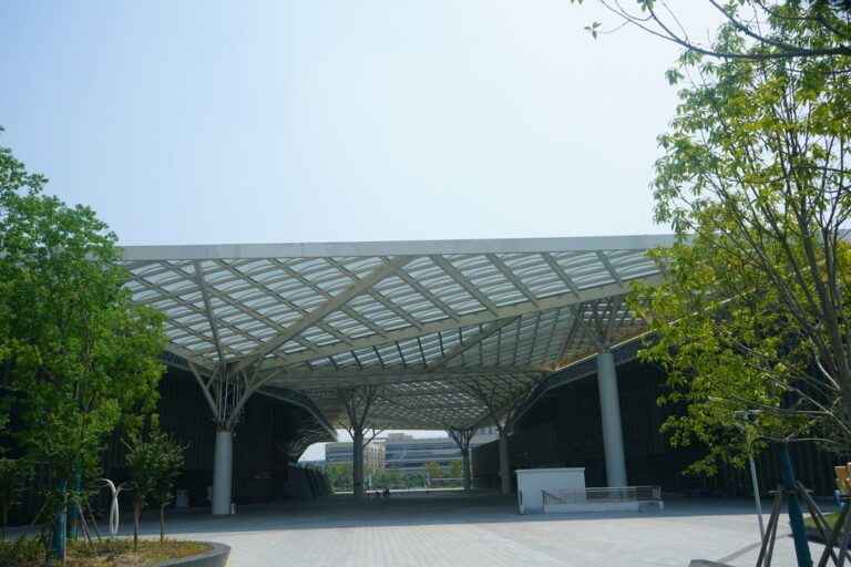 Entrée du Zhili Culture and Sport Centre Huzhou avec toiture textile Serge Ferrari