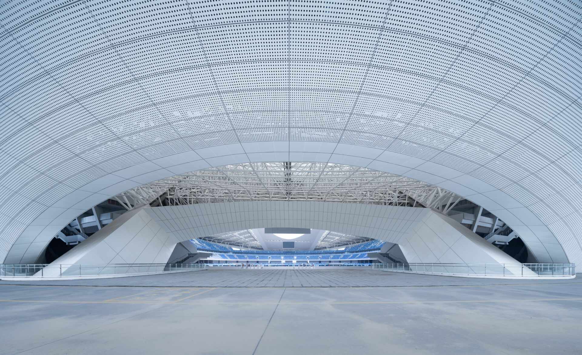 Structure intérieure et plafond perforé du stade de Xiamen Bailu, mettant en valeur l’ingénierie de la toiture.