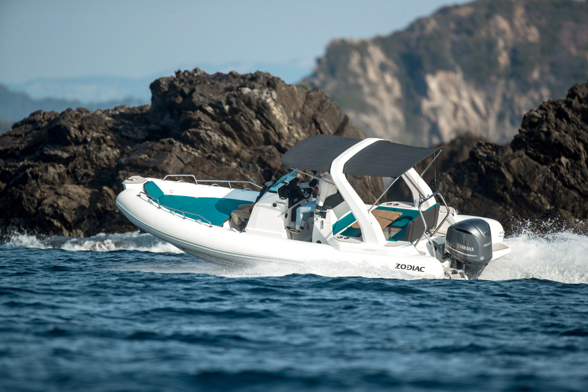 Installation du Groupe Serge Ferrari à bord du semi-rigide Zodiac Medline 7.5 pour usage marine