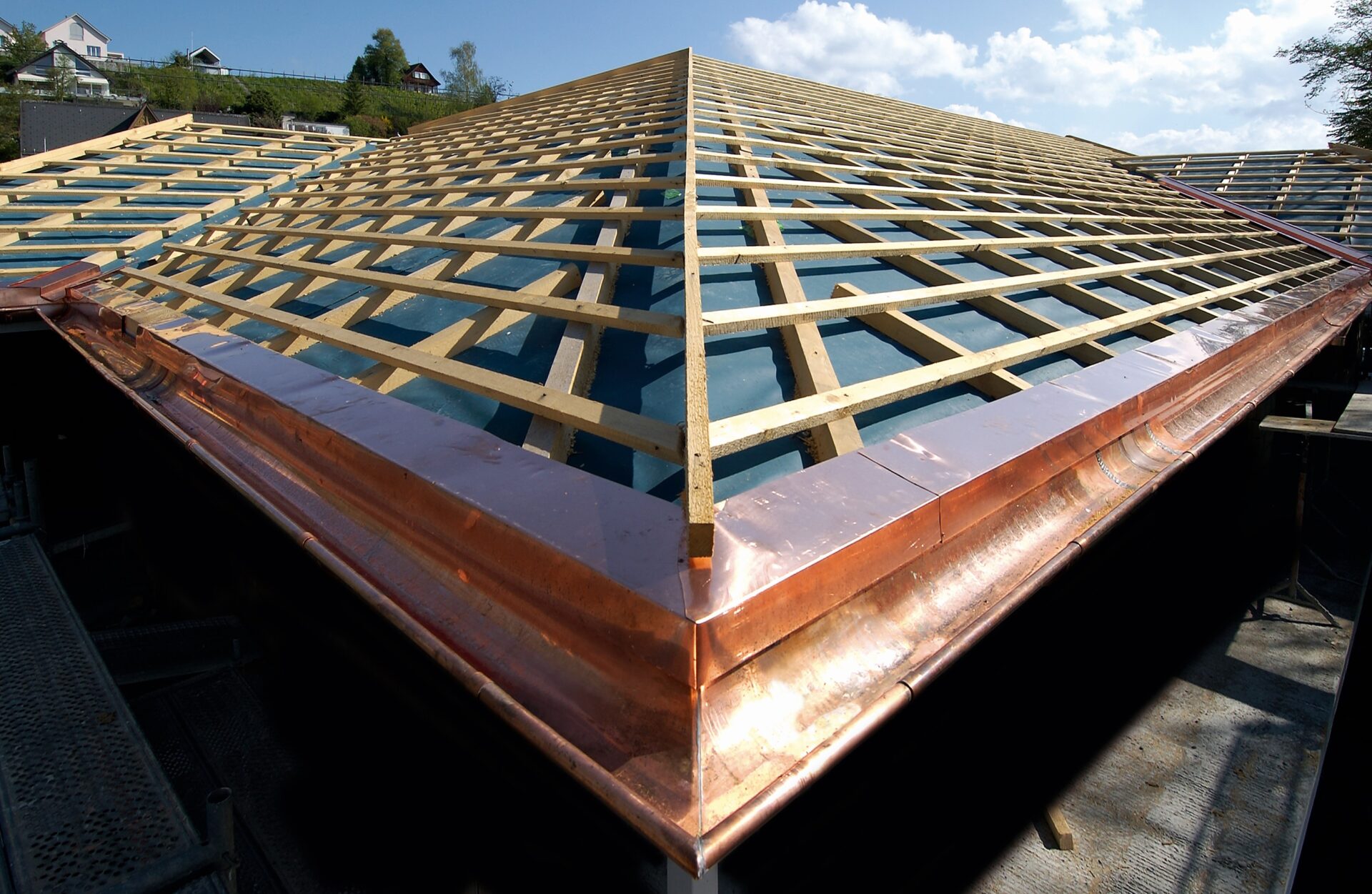 Toiture en construction avec membrane sous toiture et structure bois