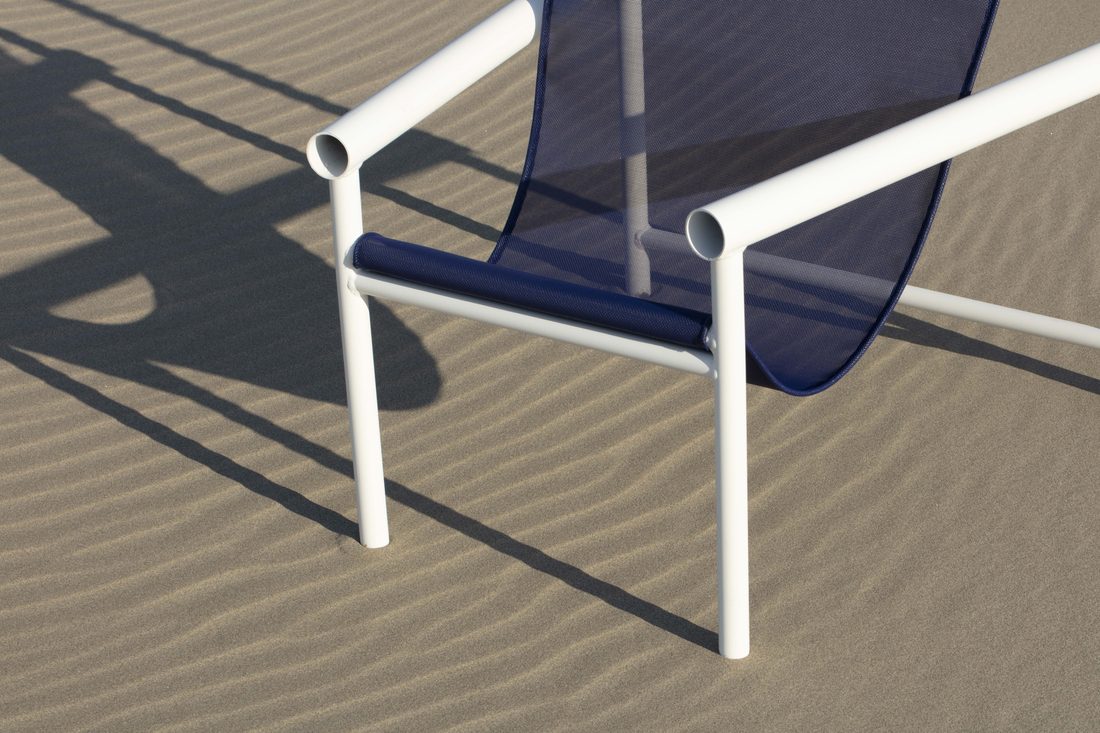Fauteuil extérieur en toile technique bleue sur sable