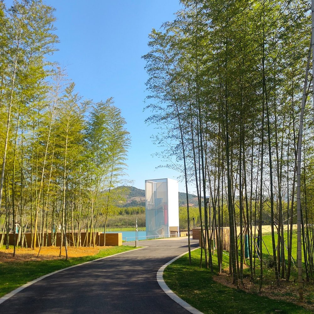 Tour d’observation Qingyu intégrée dans un parc paysager à Yixing avec enveloppe textile blanche