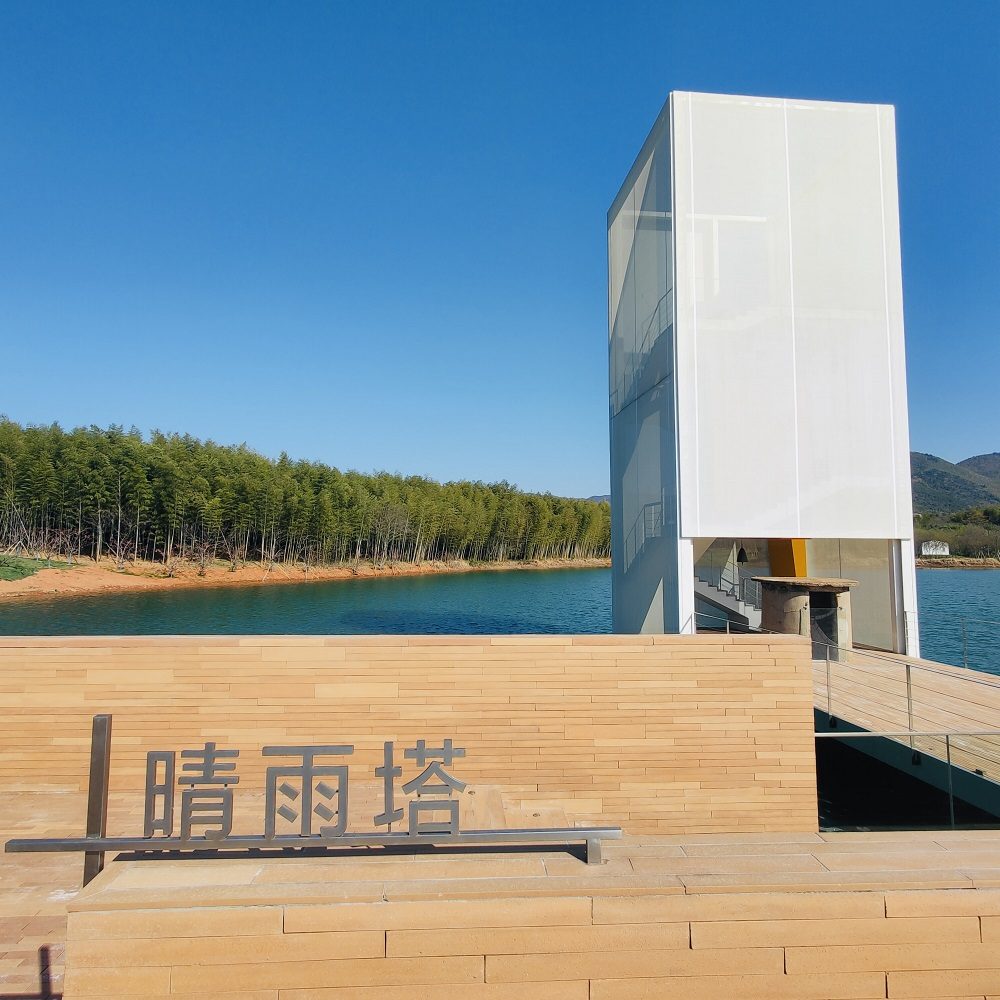 Tour d’observation Yixing Qingyu avec façade textile translucide et passerelle en bois