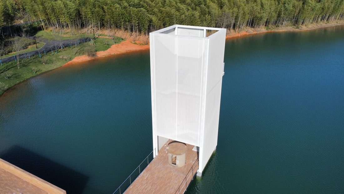 Tour d’observation Qingyu à Yixing enveloppée d’une membrane textile blanche au-dessus d’un lac