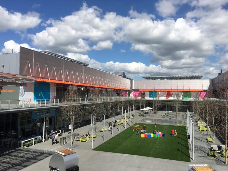 Place publique moderne en Californie avec ombrages textiles Serge Ferrari et espaces de détente.