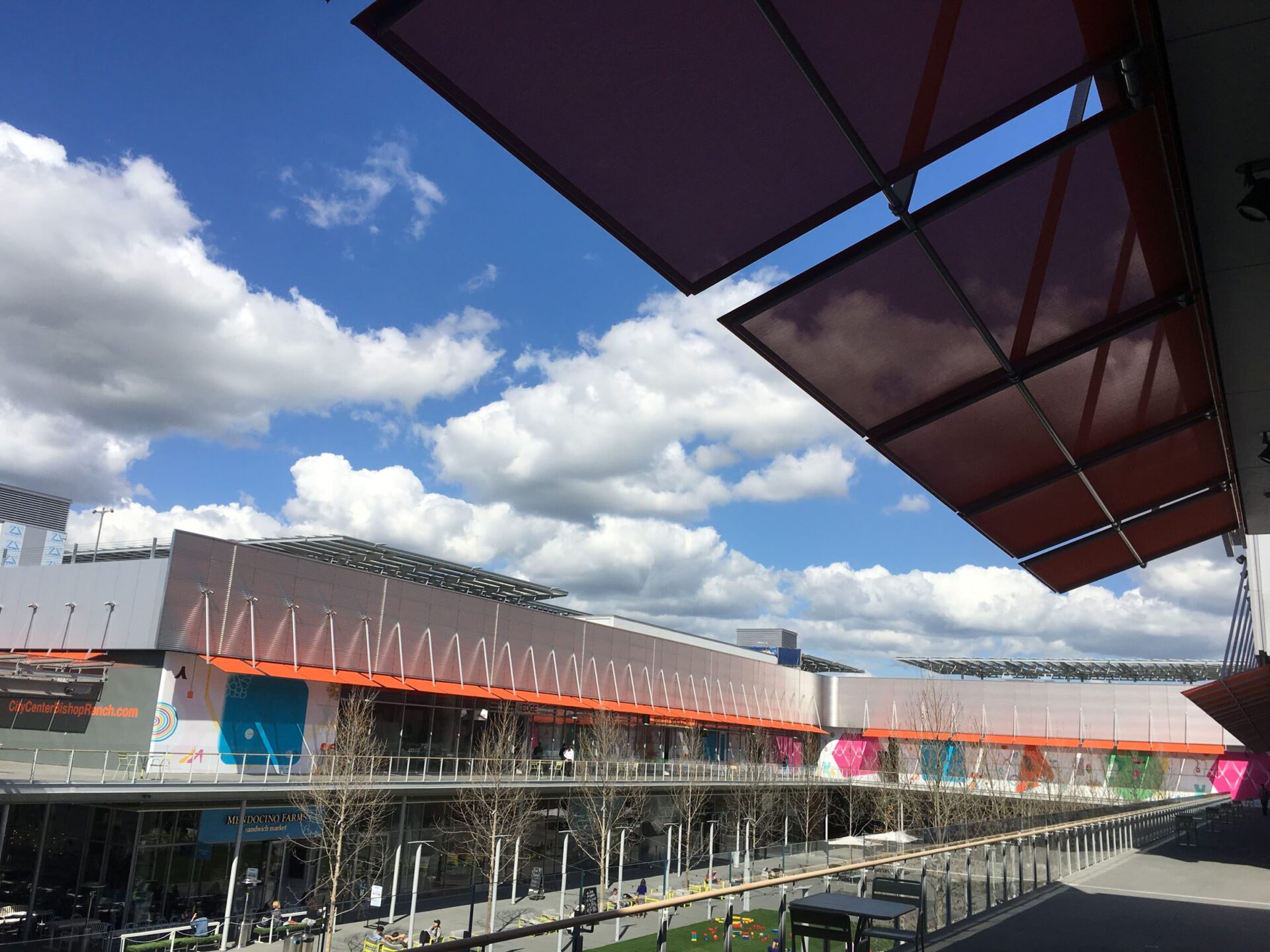 Vue extérieure passerelle et façades ombragées