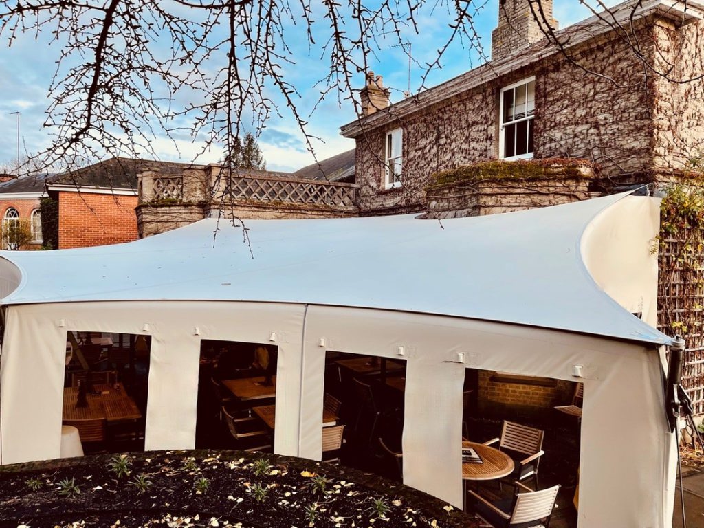 photo d'une veranda en toile blanche