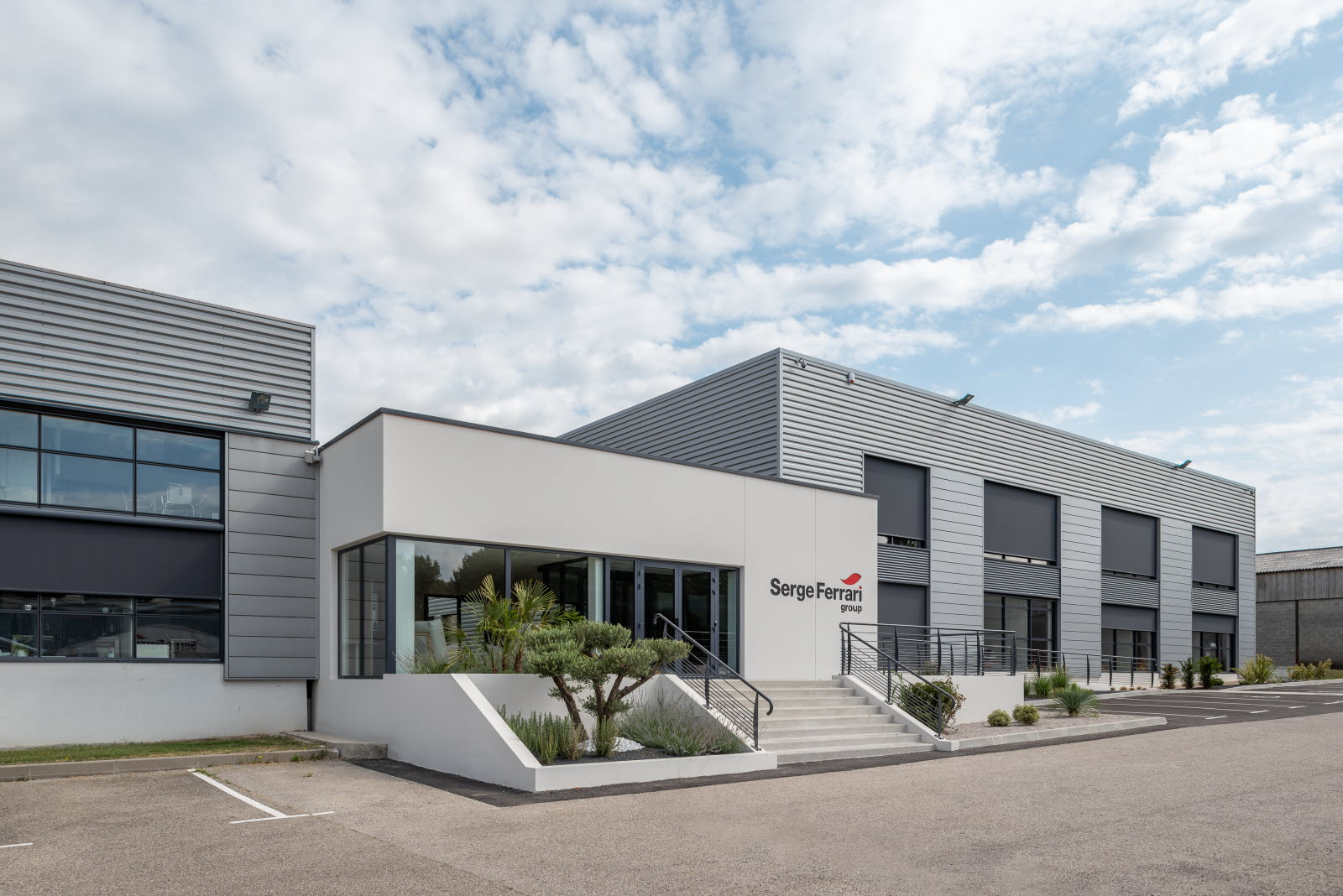 Façade avant de l’Innovation Center du siège du Groupe Serge Ferrari à La Tour-du-Pin