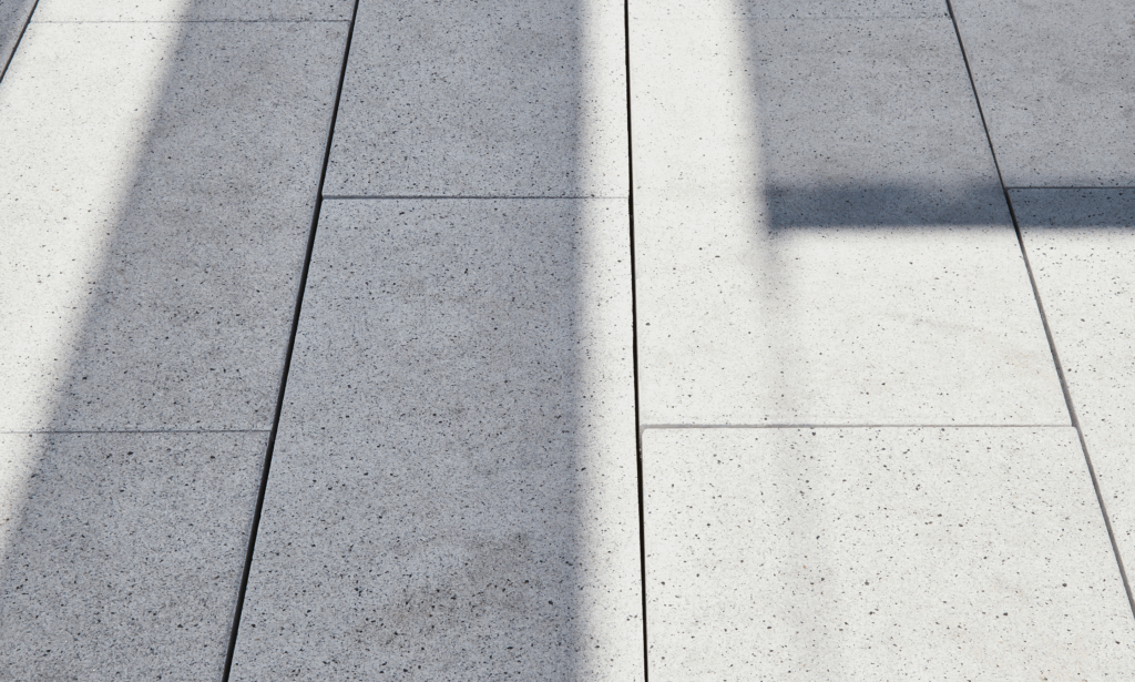 Détail du sol industriel d’un bâtiment du Groupe Serge Ferrari – surface propre et lumineuse illustrant la rigueur et l’innovation du site.