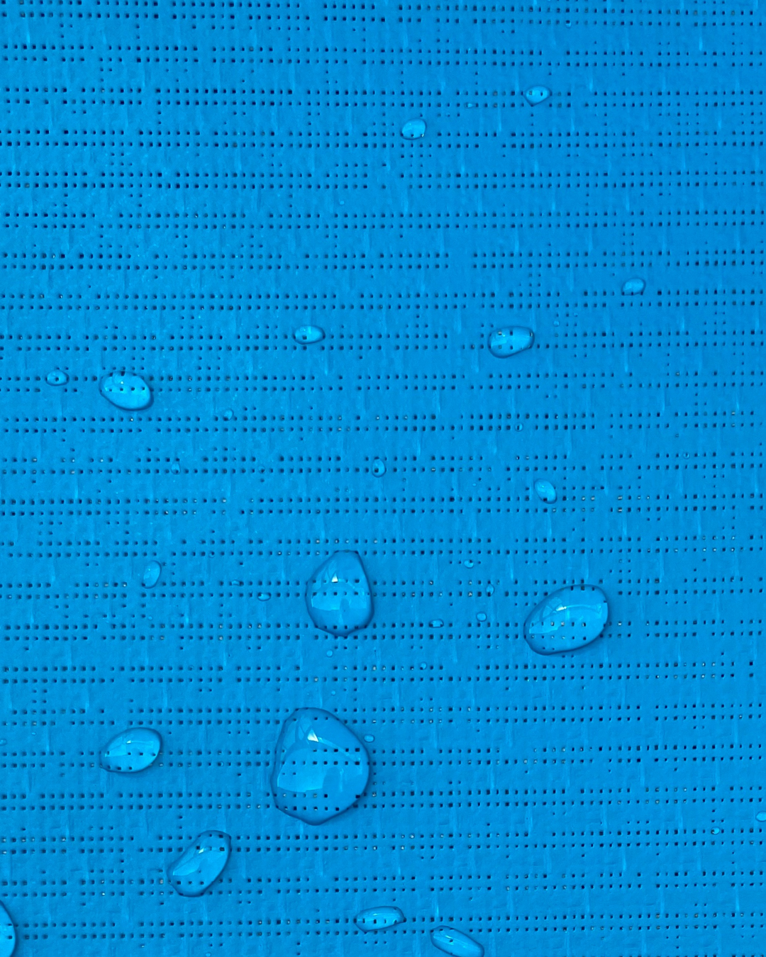Gouttes d’eau sur une toile microperforée Soltis 96, résistante à l’humidité et à la moisissure