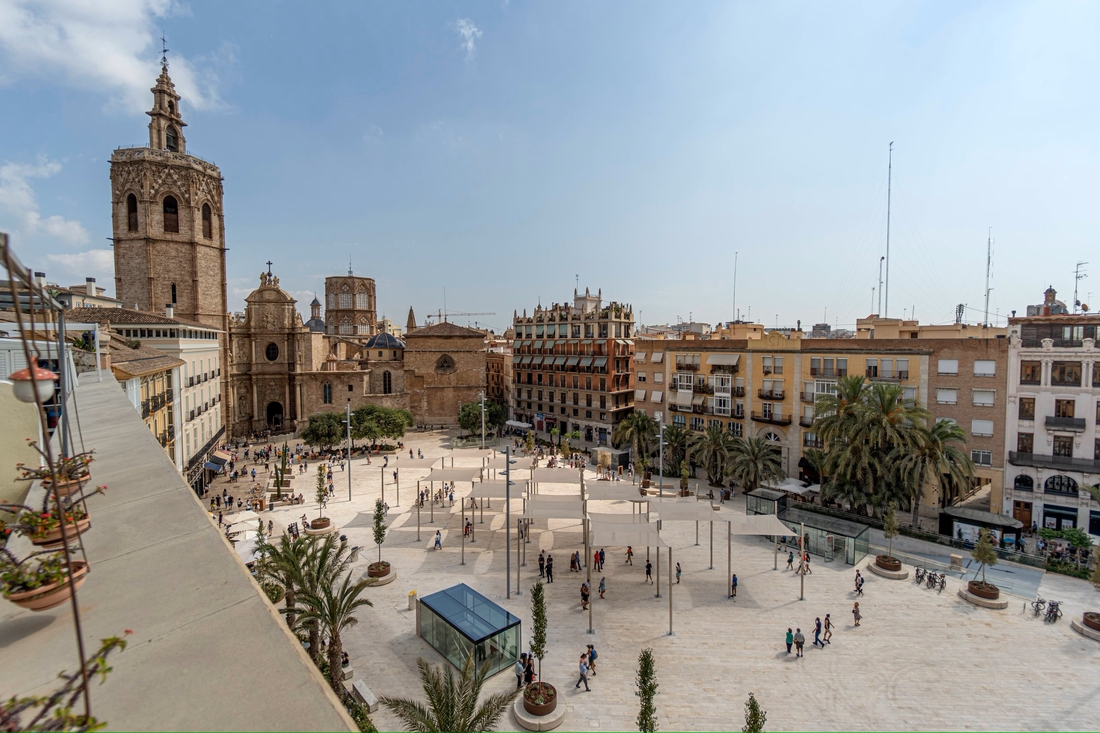 Vue panoramique de la Plaza de la Reina à Valence équipée de voiles d'ombrage Tenseo Frontside 381