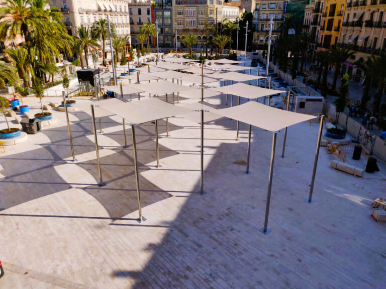 Vue plongeante des voiles d'ombrage déployées sur la Plaza de la Reina.