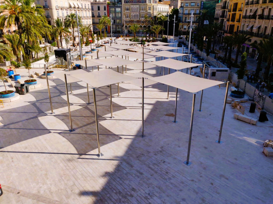 Vue plongeante des voiles d'ombrage déployées sur la Plaza de la Reina.