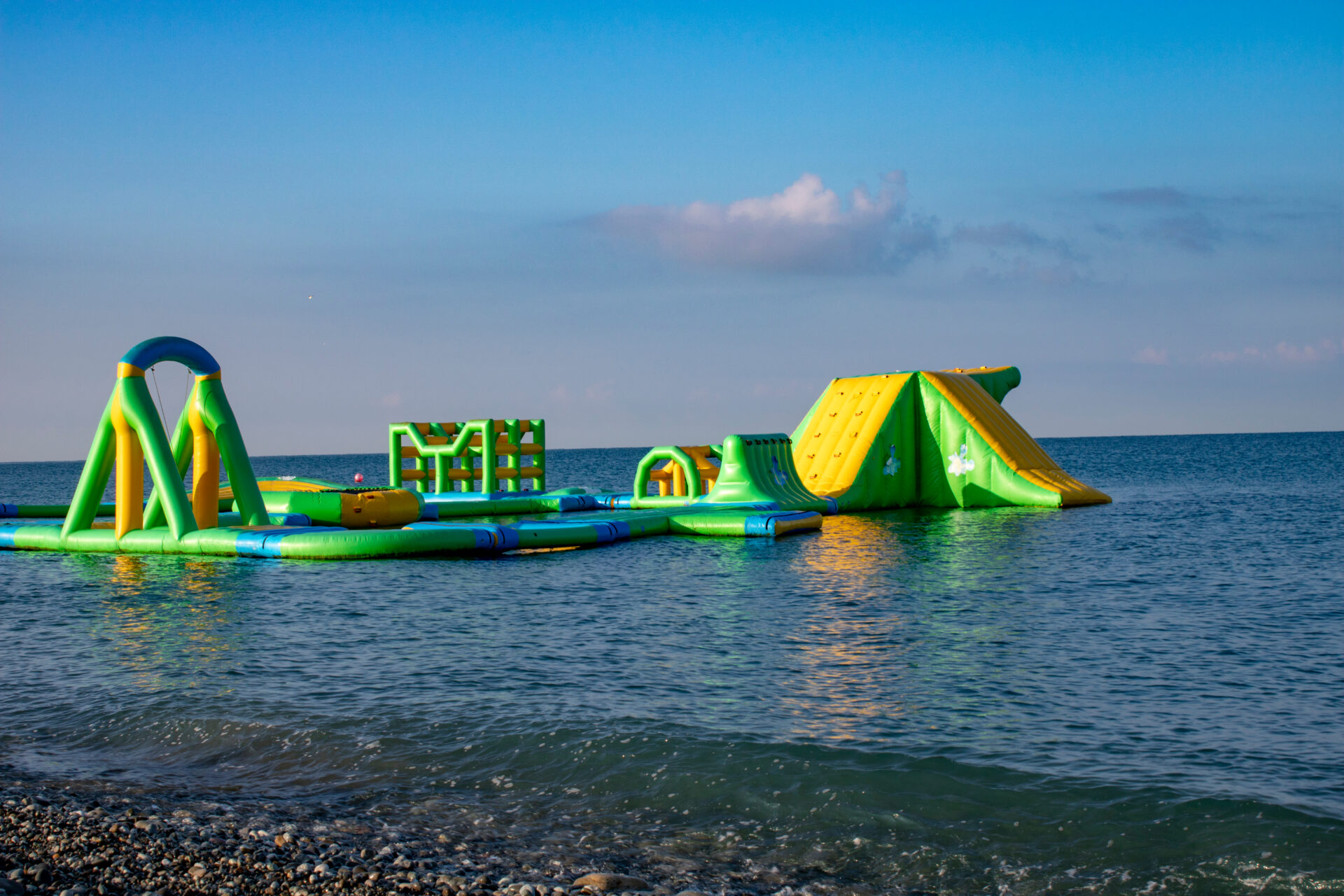 Parcours aquatique gonflable flottant en mer