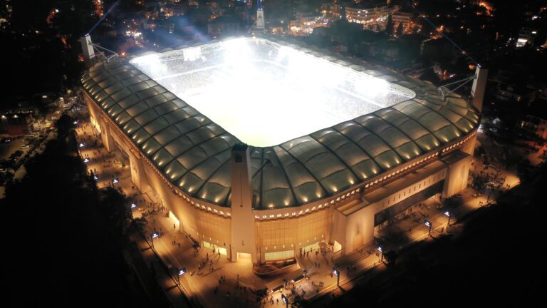 Stade d’Athènes illuminé de nuit avec toiture textile en membrane FLEXIGHT Advanced 1202 S2 Serge Ferrari