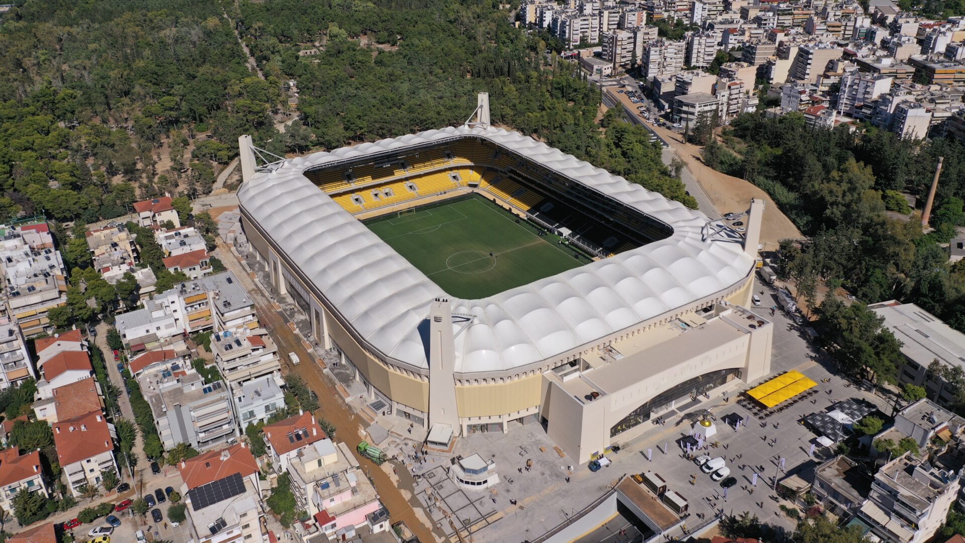 Vue aérienne du stade d’Athènes avec toiture en membrane textile architecturale Serge Ferrari