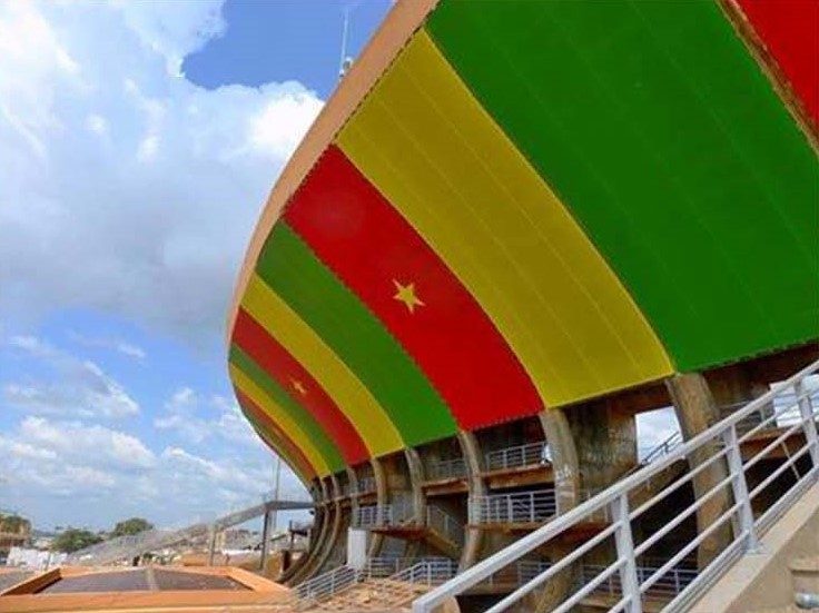 Façade de stade aux couleurs du Cameroun – Coupe d’Afrique des Nations 2021