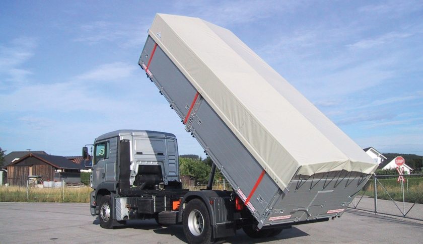 Camion benne avec bâche textile pour protection des matériaux