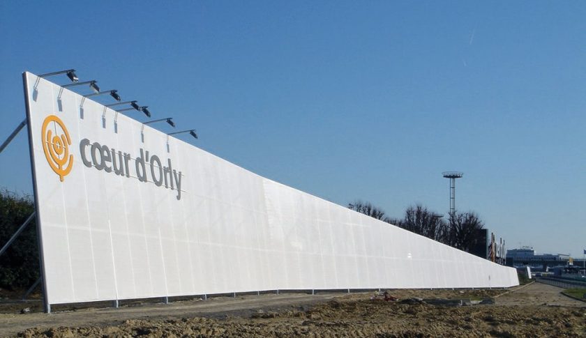 Façade textile tendue avec impression pour signalétique extérieure