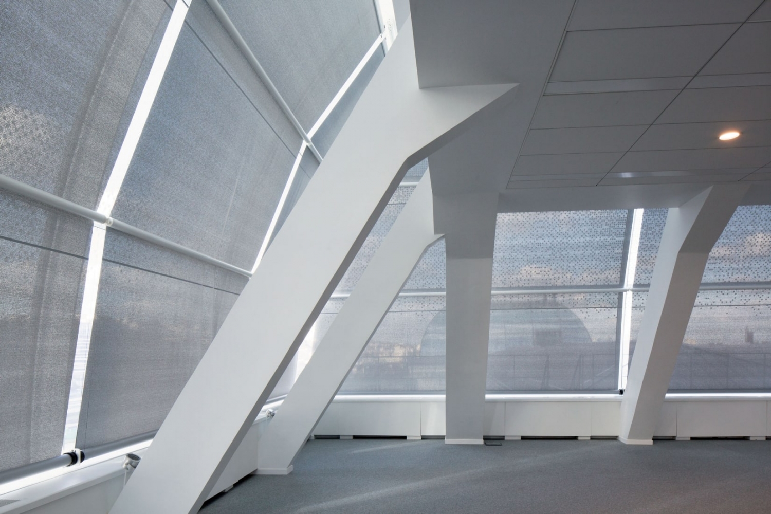 Protección solar interior del edificio Gallo