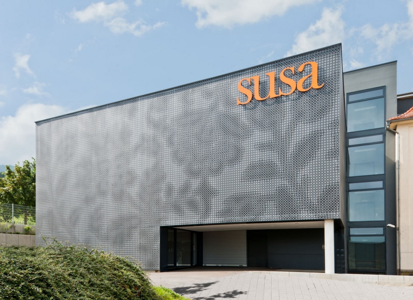 Susa Showrooom printed facade