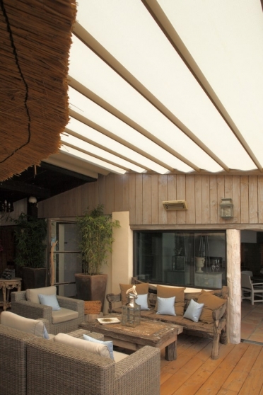 Protezione solare esterna del ristorante Le Prao a Sainte-Maxime